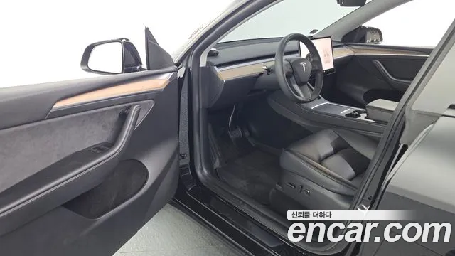 Tesla Model Y — Фото автомобиля 10