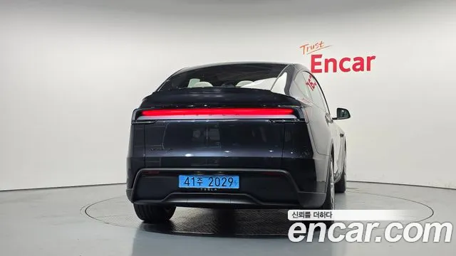 Tesla Model Y — Фото автомобиля 4