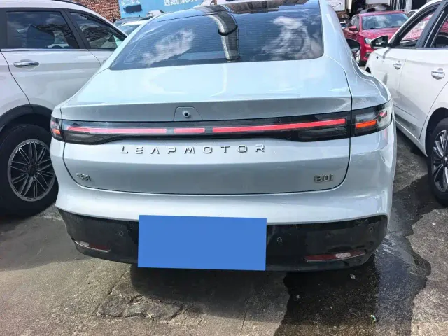 Leapmotor B01 — Фото автомобиля 5