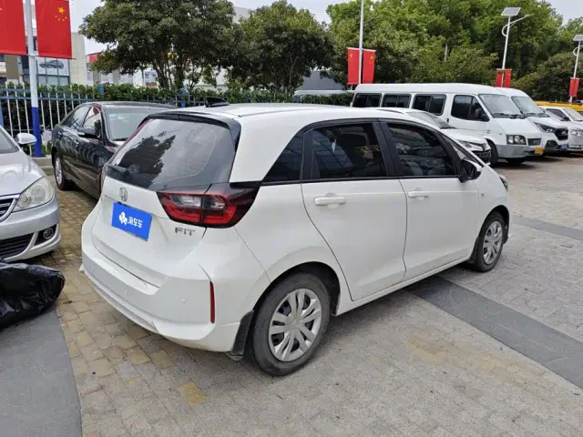 Honda Fit — Фото автомобиля 3