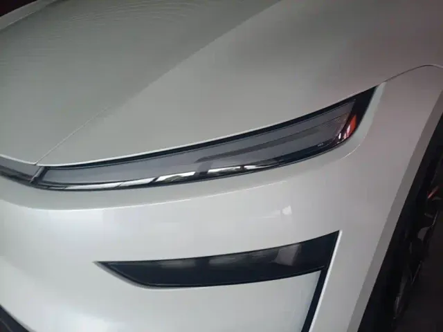 Tesla Model Y L — Фото автомобиля 23