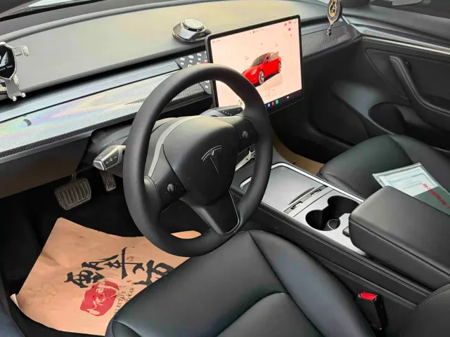Tesla Model 3 — Фото автомобиля 12