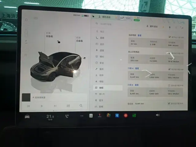 Tesla Model 3 — Фото автомобиля 12