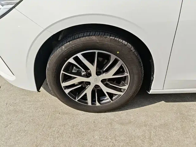 Geely Emgrand — Фото автомобиля 22