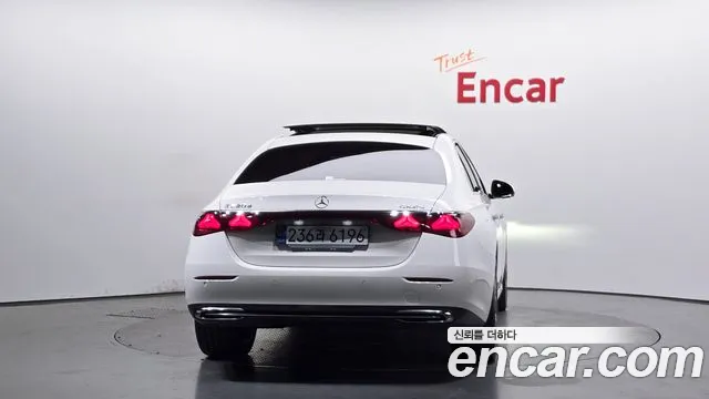 Mercedes-Benz E-Class — Фото автомобиля 4