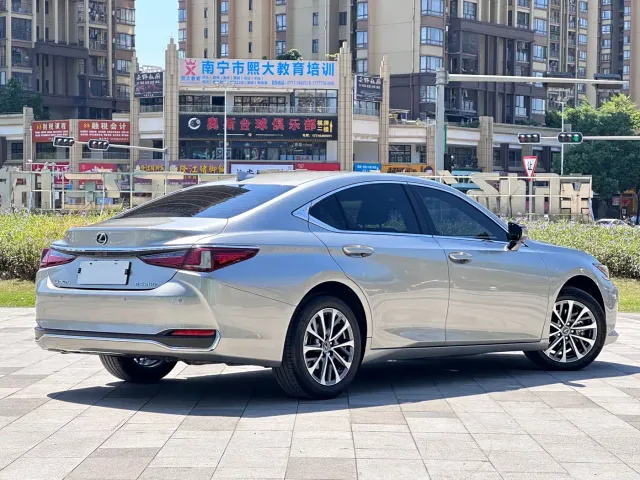 Lexus ES — Фото автомобиля 5