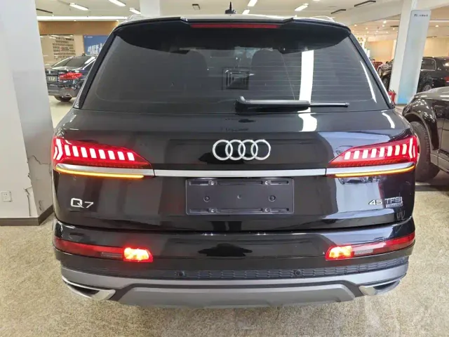 Audi Q7 — Фото автомобиля 3