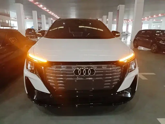 Audi Audi Q5 e-tron 2022 40 e-tron Starlight Mech Suit — Фото автомобиля 2