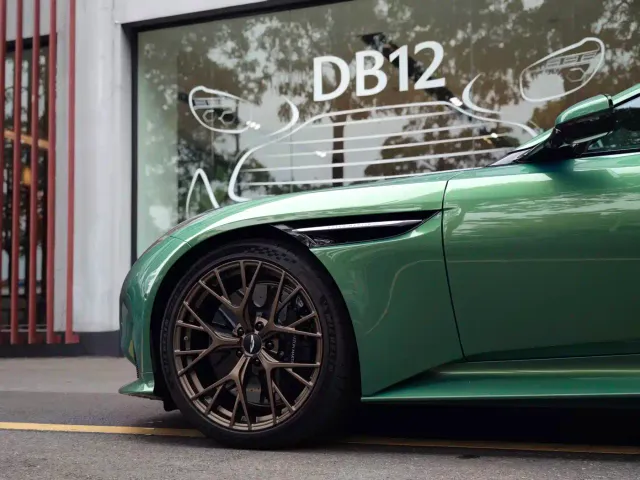 Aston Martin DB12 — Фото автомобиля 4