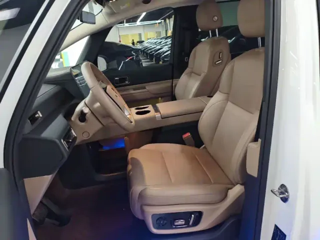 Li Auto MEGA — Фото автомобиля 14