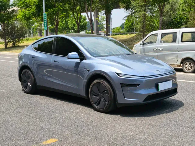 Tesla Model Y — Фото автомобиля 3