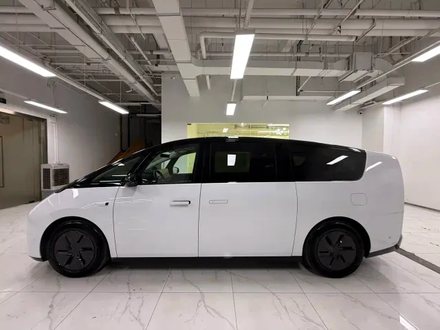 Li Auto MEGA — Фото автомобиля 3
