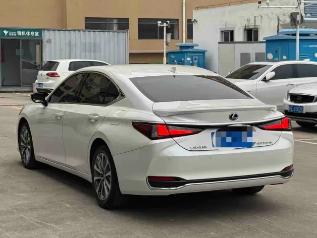 Lexus ES — Фото автомобиля 9