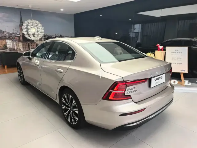 Volvo S60 — Фото автомобиля 14