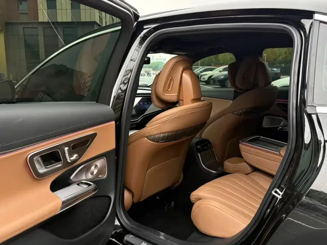 Mercedes-Benz E-Class — Фото автомобиля 6