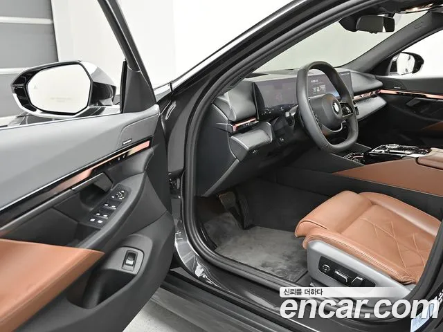BMW 5 Series G60 — Фото автомобиля 11