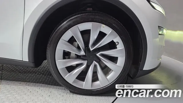 Tesla Model Y — Фото автомобиля 21