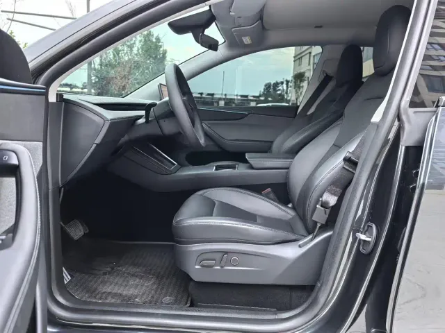 Tesla Model Y — Фото автомобиля 4