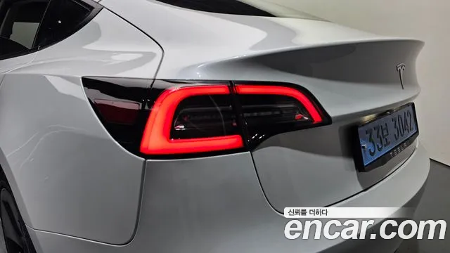 Tesla Model 3 — Фото автомобиля 22