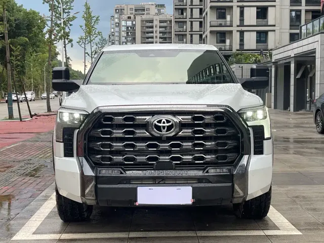 Toyota Sequoia — Фото автомобиля 2