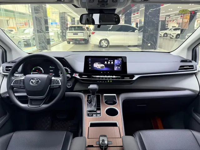 Toyota Sienna — Фото автомобиля 13