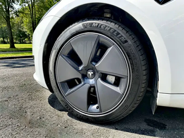 Tesla Model 3 — Фото автомобиля 7