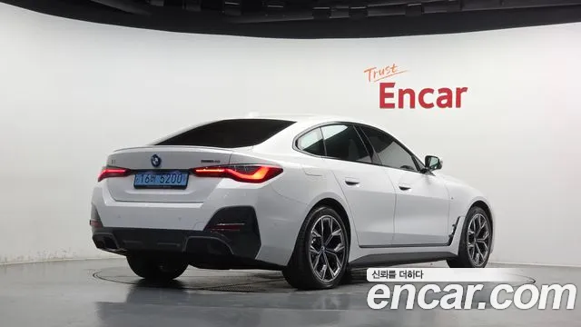 BMW i4 — Фото автомобиля 2