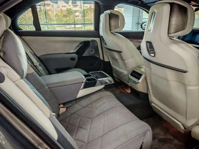 BMW i7 — Фото автомобиля 17