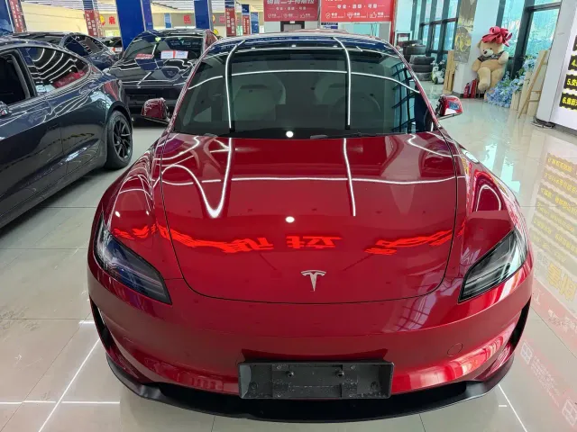 Tesla Model 3 — Фото автомобиля 2