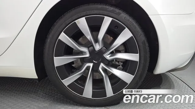 Tesla Model 3 — Фото автомобиля 20