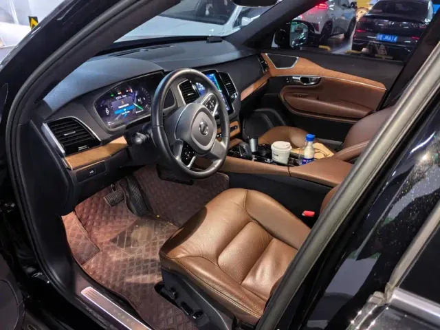 Volvo XC90 — Фото автомобиля 3