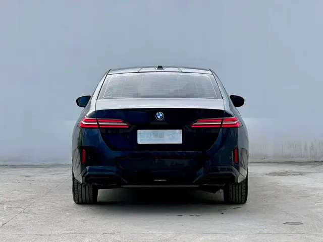 BMW 5 Series — Фото автомобиля 3