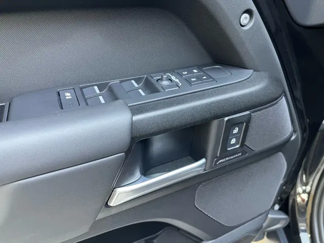Land Rover Defender — Фото автомобиля 16