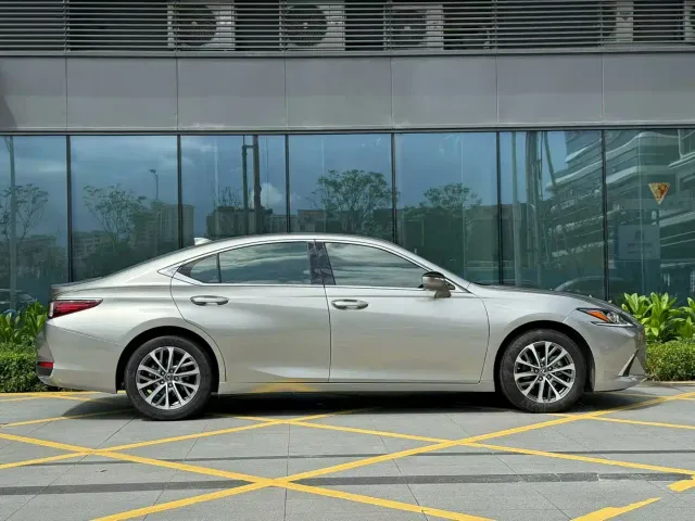 Lexus ES — Фото автомобиля 3