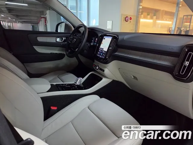 Volvo XC40 — Фото автомобиля 10