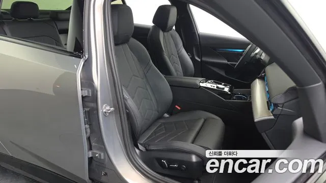 BMW 5 Series G60 — Фото автомобиля 16