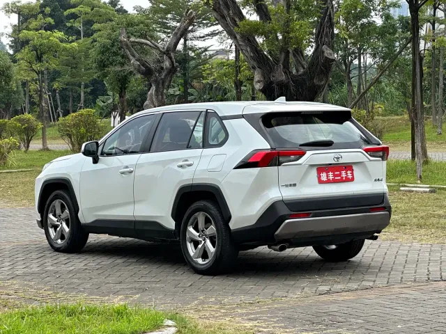 Toyota RAV4 — Фото автомобиля 5