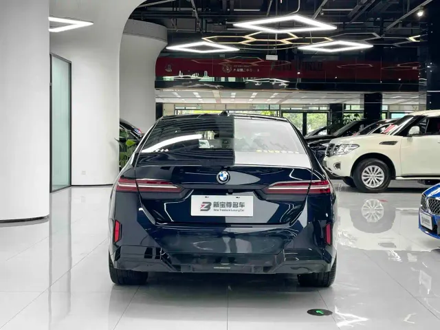 BMW 5 Series — Фото автомобиля 12