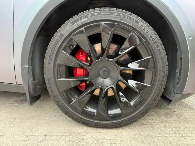 Tesla Model Y — Фото автомобиля 9