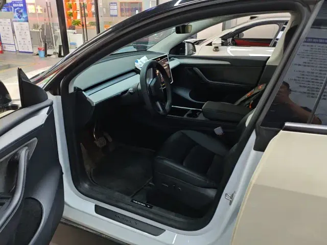 Tesla Model Y — Фото автомобиля 3