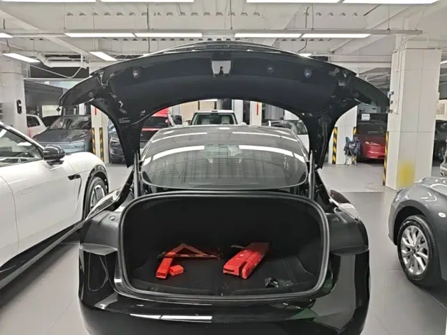 Tesla Model 3 — Фото автомобиля 18