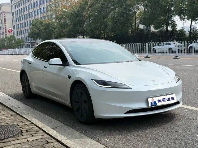 Tesla Model 3 — Фото автомобиля 3