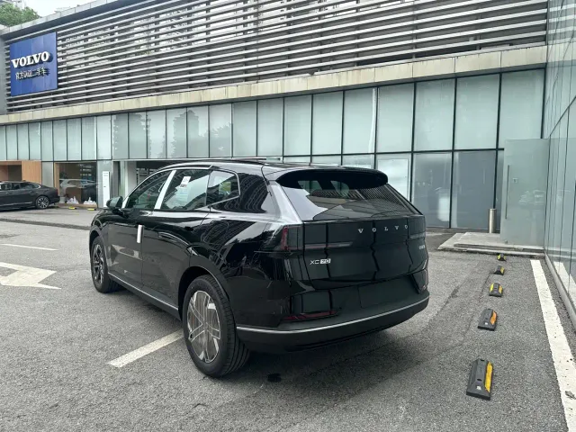Volvo XC70 Plug-in Hybrid — Фото автомобиля 6