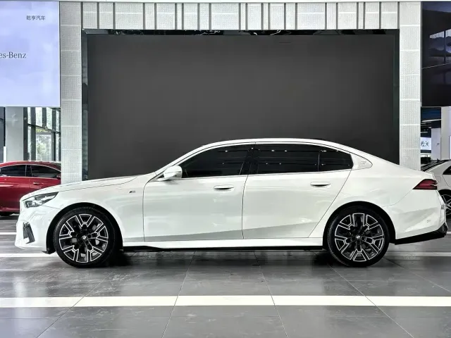 BMW 5 Series — Фото автомобиля 5