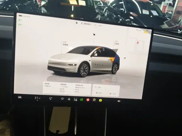 Tesla Model Y L — Фото автомобиля 12