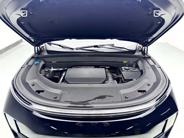 Li Auto L8 — Фото автомобиля 10