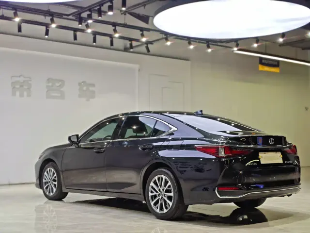 Lexus ES — Фото автомобиля 16