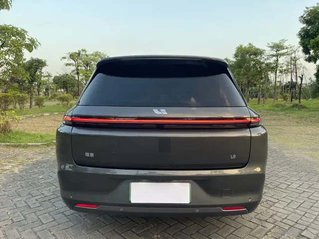 Li Auto L8 — Фото автомобиля 14