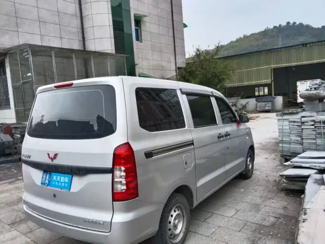 Wuling Hongguang V — Фото автомобиля 2