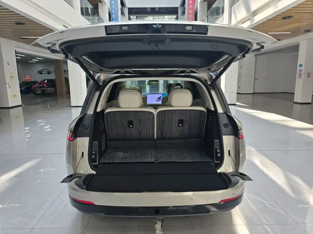 Lynk & Co 900 — Фото автомобиля 9